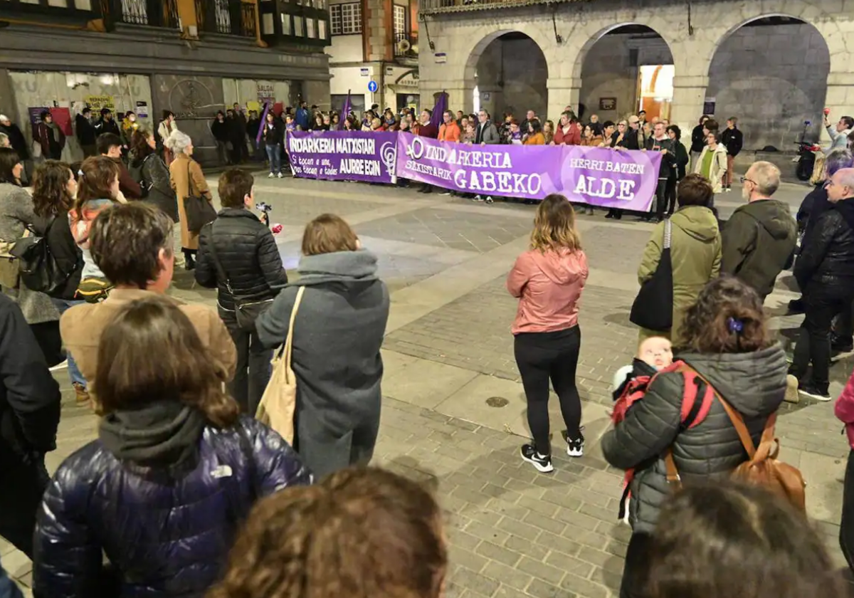 Concentración en Tolosa ayer por la tarde en repulsa por las dos agresiones sexuales denunciadas por dos mujeres.