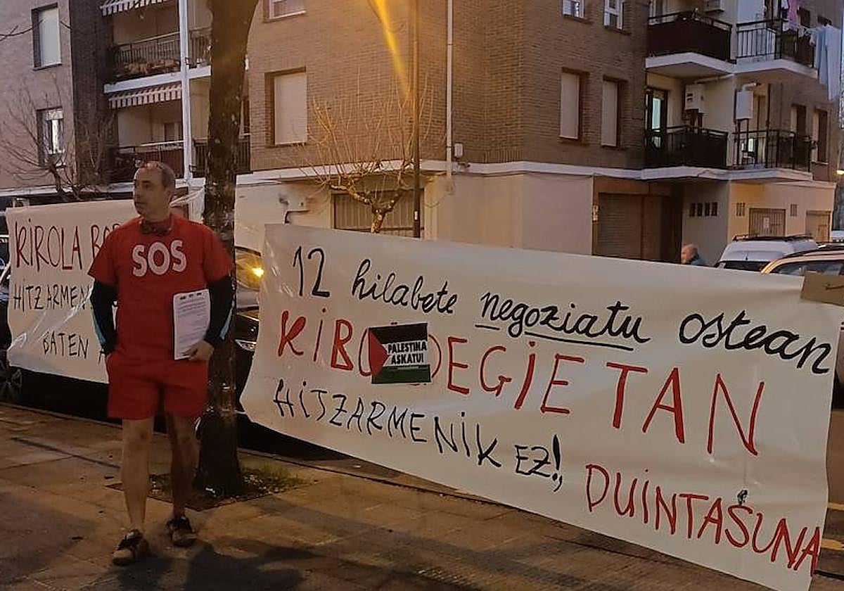 Un trabajador frente a las pancartas sobre los parones.