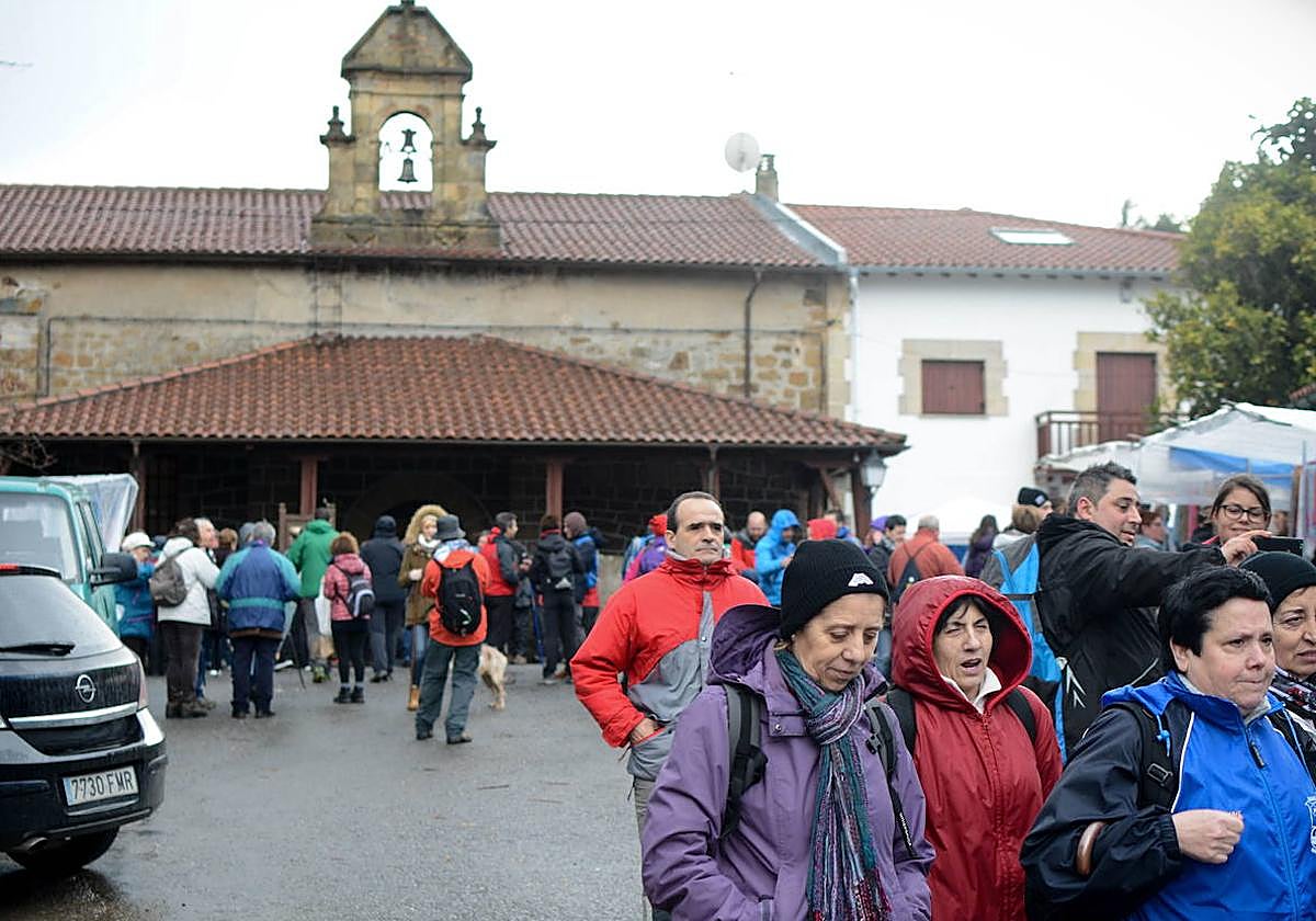 Imagen de archivo de numerosos barcaldeses a las puertas de la ermita de Santa Águeda en su romería.