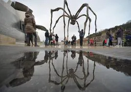 'Mama', junto al Guggenheim, se ha convertido en uno de los símbolos turísticos de Bilbao.