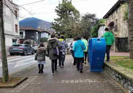 Un grupo de alumnos yendo a la escuela en Arrigorriaga.