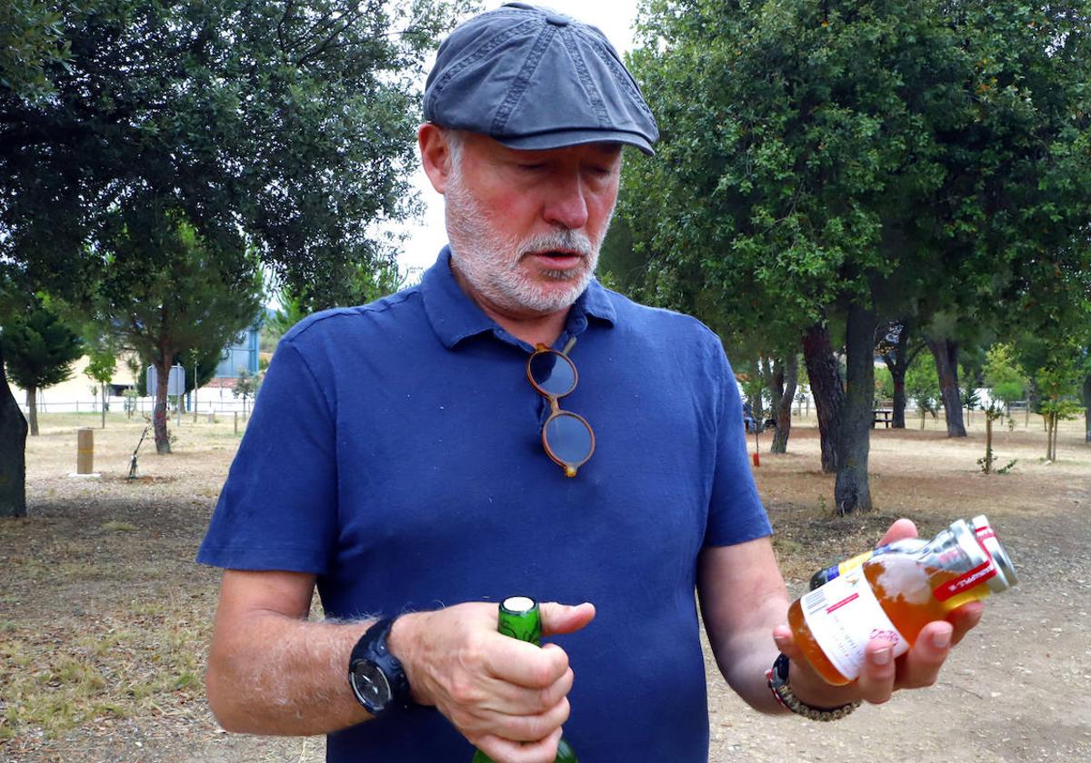 Fernando Meana, con varios de los productos de la empresa.