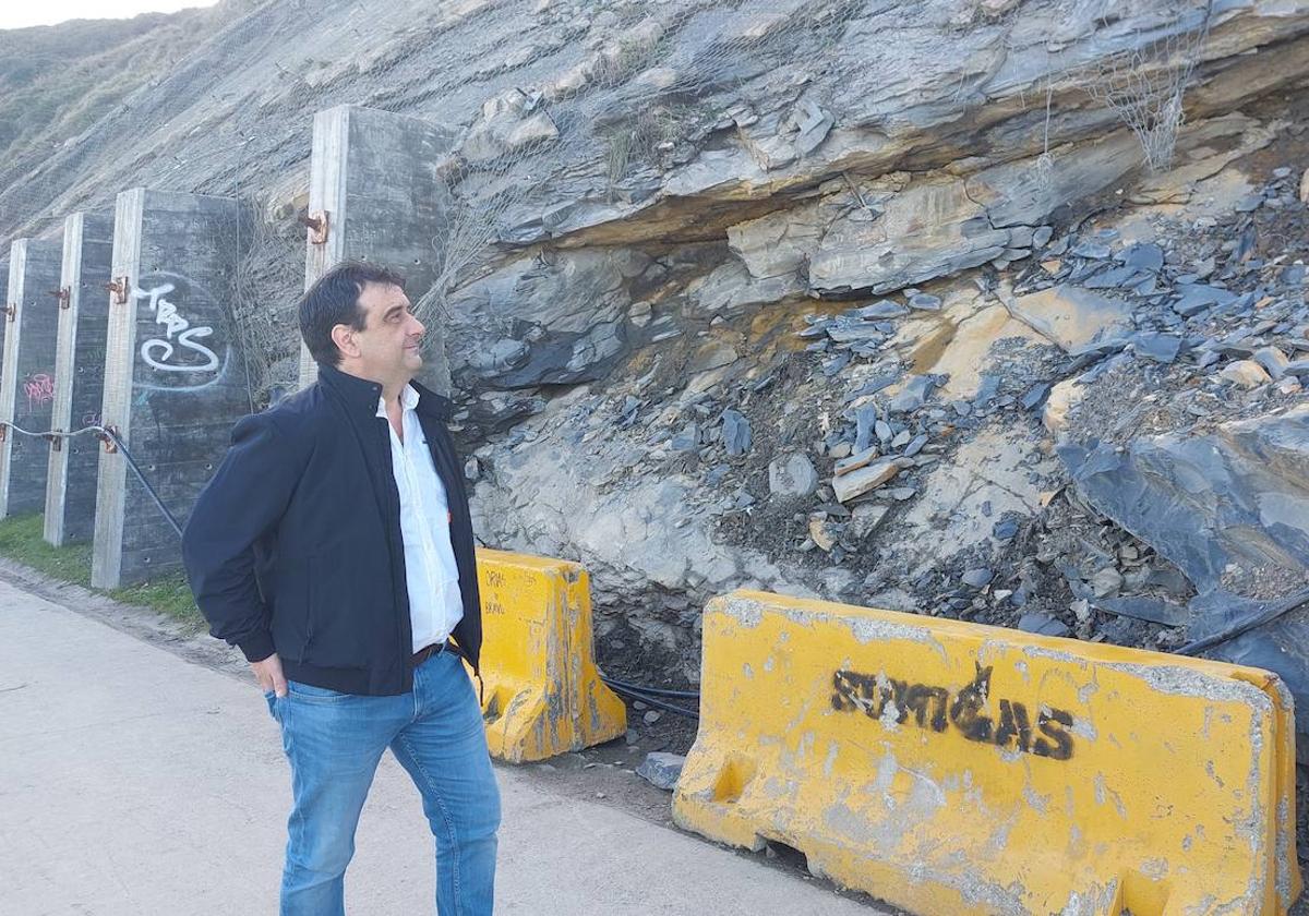 El alcalde de Muskiz, Eduardo Briones, en el lugar donde arrancarán próximamente las obras.