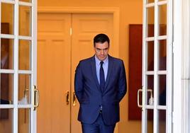 El presidente del Gobierno, Pedro Sánchez, en Moncloa con rostro circunspecto.