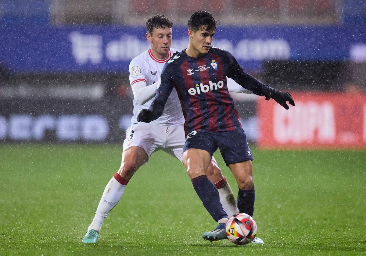 Yriarte protege el balón ante Vesga en el duelo de Copa entre Eibar y Athletic.