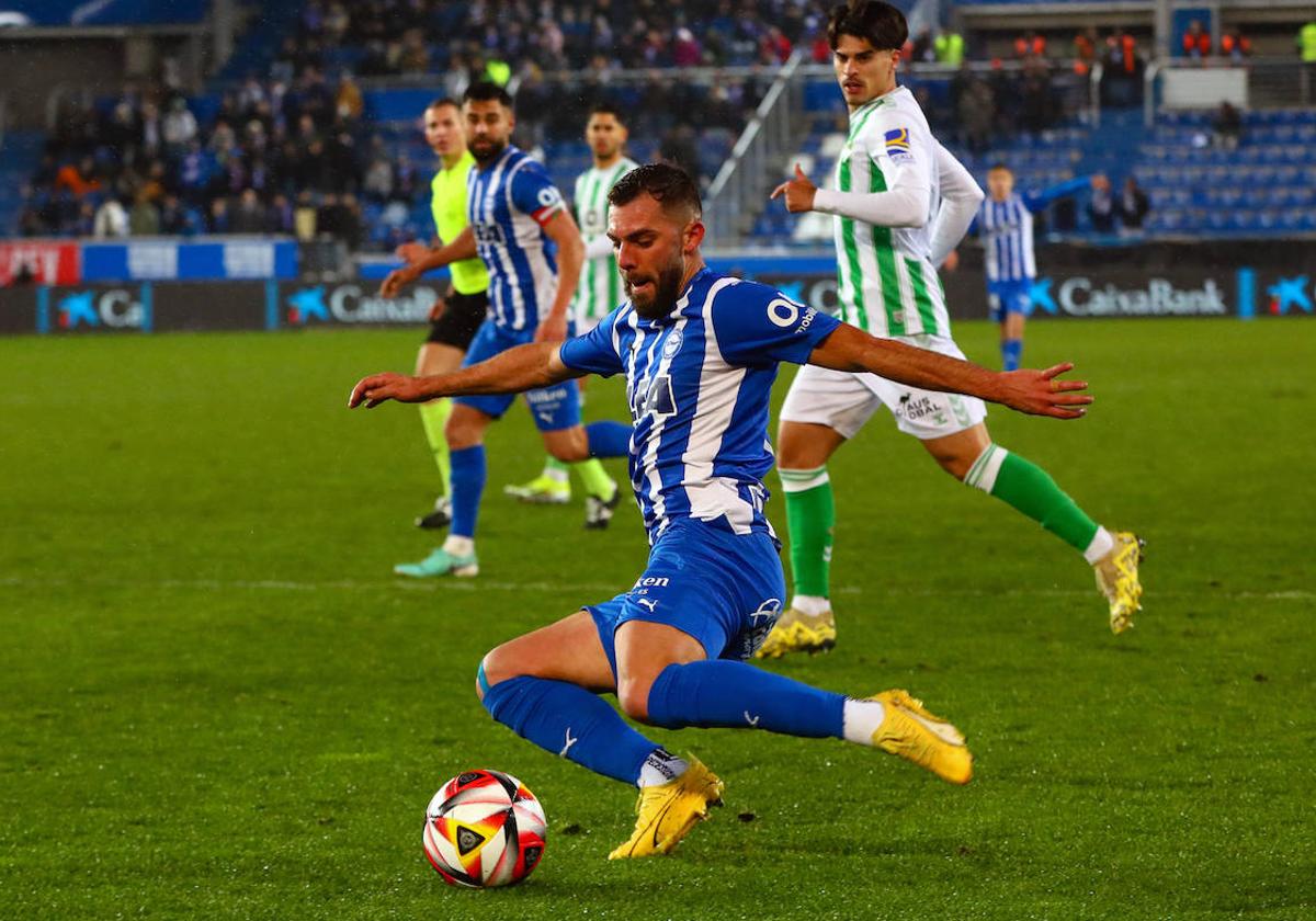 Luis Rioja intenta un centro en el partido de Copa ante el Betis.