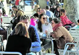 El buen tiempo ha llenado las terrazas la mayor parte del mes, ya que también ha llovido menos de lo habitual para un mes de enero.