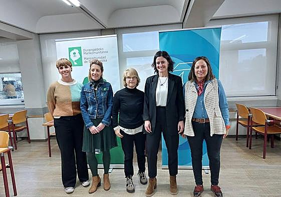 La vicepresidenta de la Mancomunidad, Ainara Otxotorena, la presidenta Idoia Otaduy, la técnica del servicio de personas mayores, Bego Uriarte, la alcaldesa Mireia Elkoroiribe y la teniente de alcalde, Jesica Ruiz, presentaron esta actividad para mayores.
