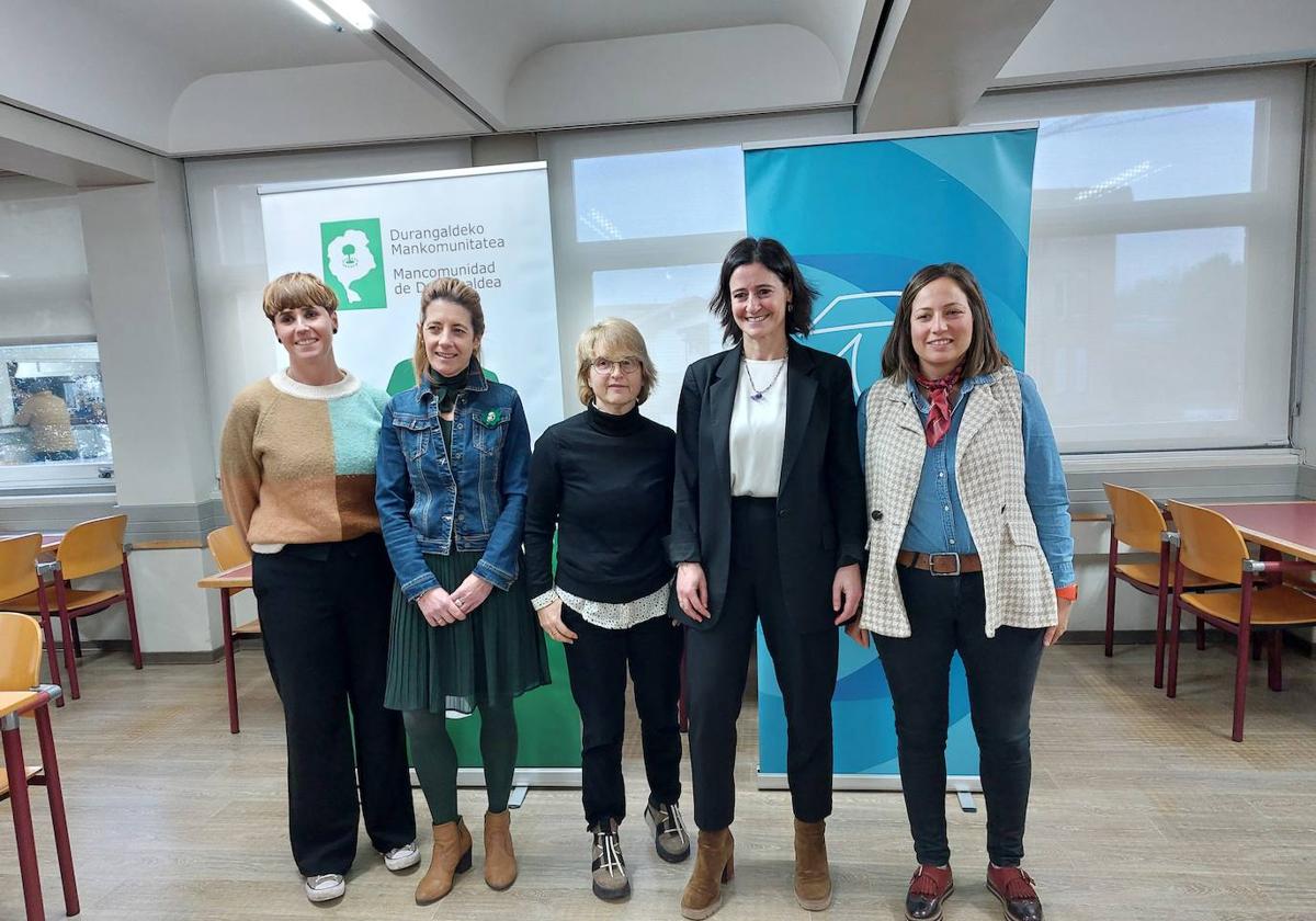 La vicepresidenta de la Mancomunidad, Ainara Otxotorena, la presidenta Idoia Otaduy, la técnica del servicio de personas mayores, Bego Uriarte, la alcaldesa Mireia Elkoroiribe y la teniente de alcalde, Jesica Ruiz, presentaron esta actividad para mayores.