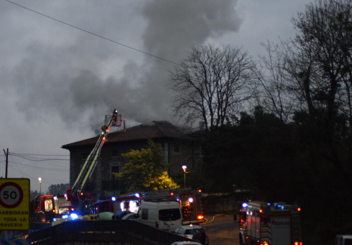 Imagen del incendio de un caserío en Arrankudiaga.