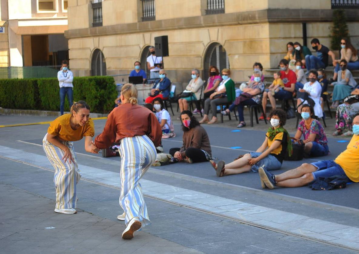 Proyecto Larrua presentó 'Muda', una de sus piezas de calle en Kaldearte hace unos años.