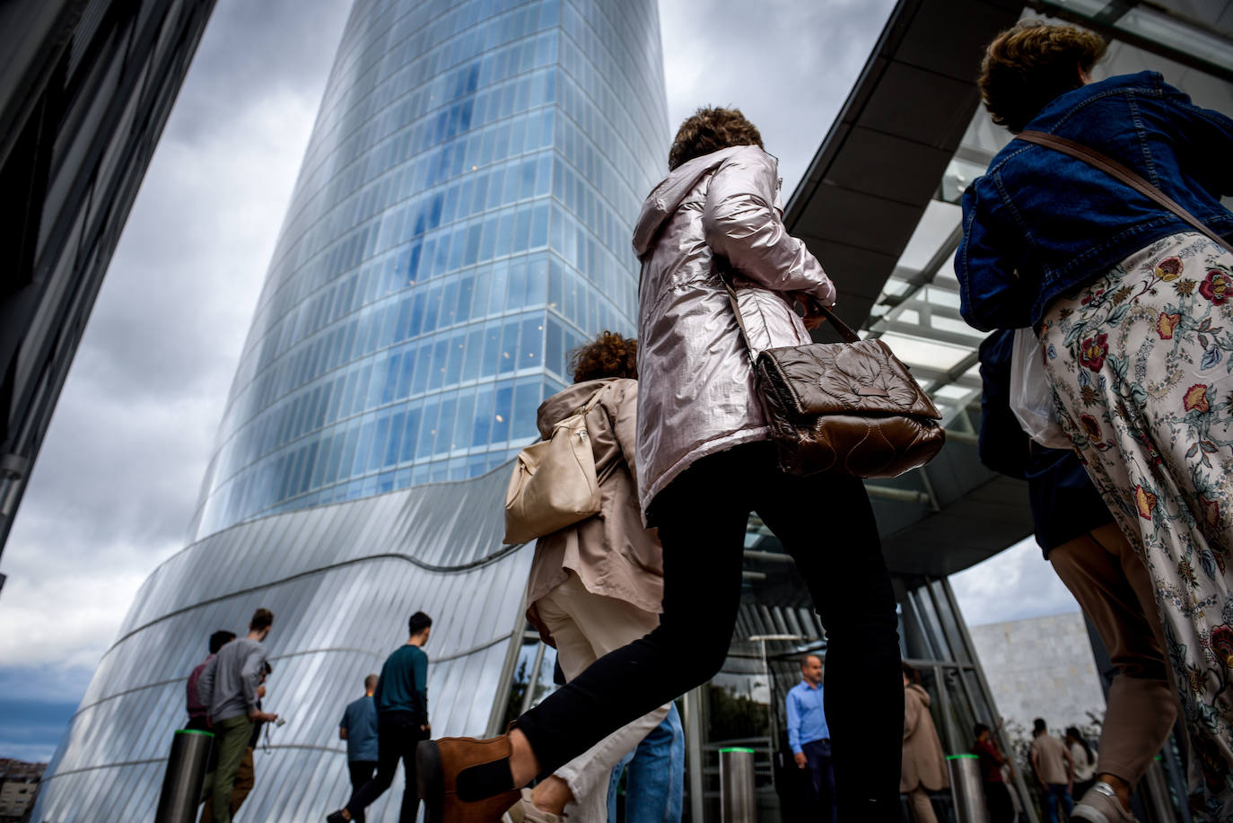 Trabajadores acceden a la Torre Iberdrola en Bilbao.