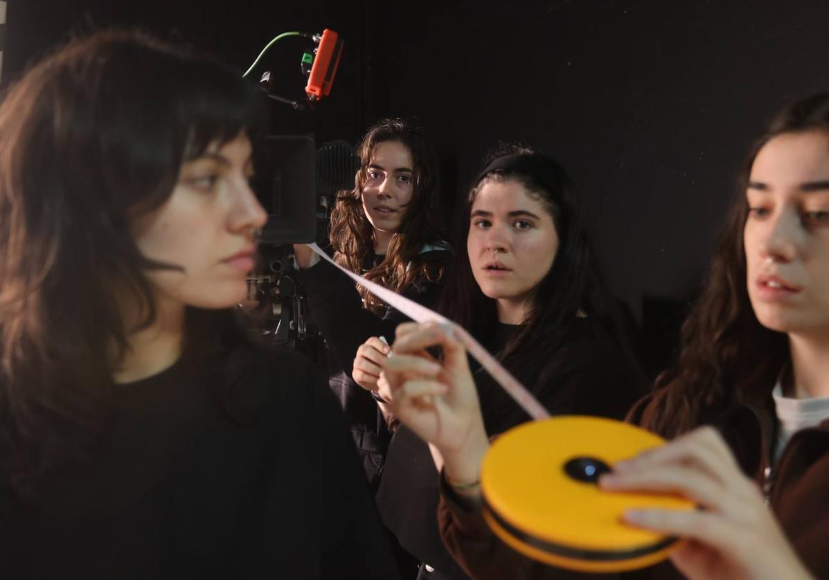 Alumnos de la Escuela de Cine del País Vasco hacen prácticas en el plató del centro.