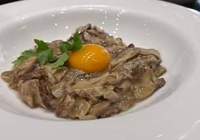 Hongos salteados con yema de corral, según la filosofía de El Chispial.