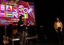 La profesoras de Bilboko AEK Zuriñe Eguskiza y Amaiur Pagola, en el acto de presentación de Bilborock.