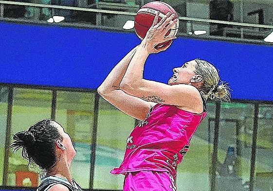 Van den Adel hace una entrada a canasta.