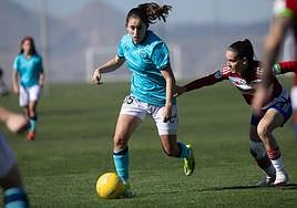 Pinedo conduce el balón ante una rival.