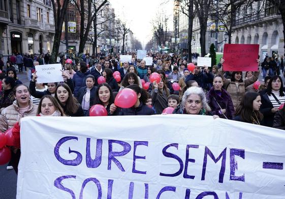 Cientos de padres y madres piden una solución a la huelga de la enseñanza concertada