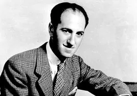 Autodidacta. George Gershwin al piano, en una fotografía de 1935.