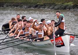 La tripulación galipa celebra la victoria en aguas de la ría bilbaína.