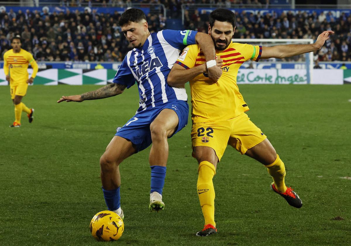 Javi López gana un duelo en velocidad al barcelonista Gundogan.