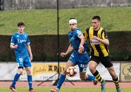 Gonzalo Zorrilla y Ander Fernández pugnan por un balón en el Basconia-Portugalete.