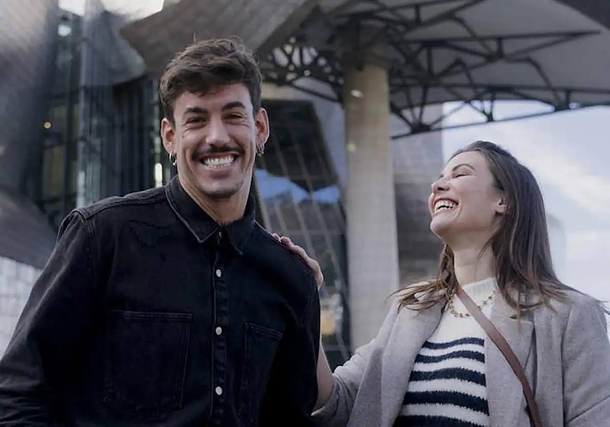 Luitingo junto a su pareja Jessica Bueno ante el Guggenheim.