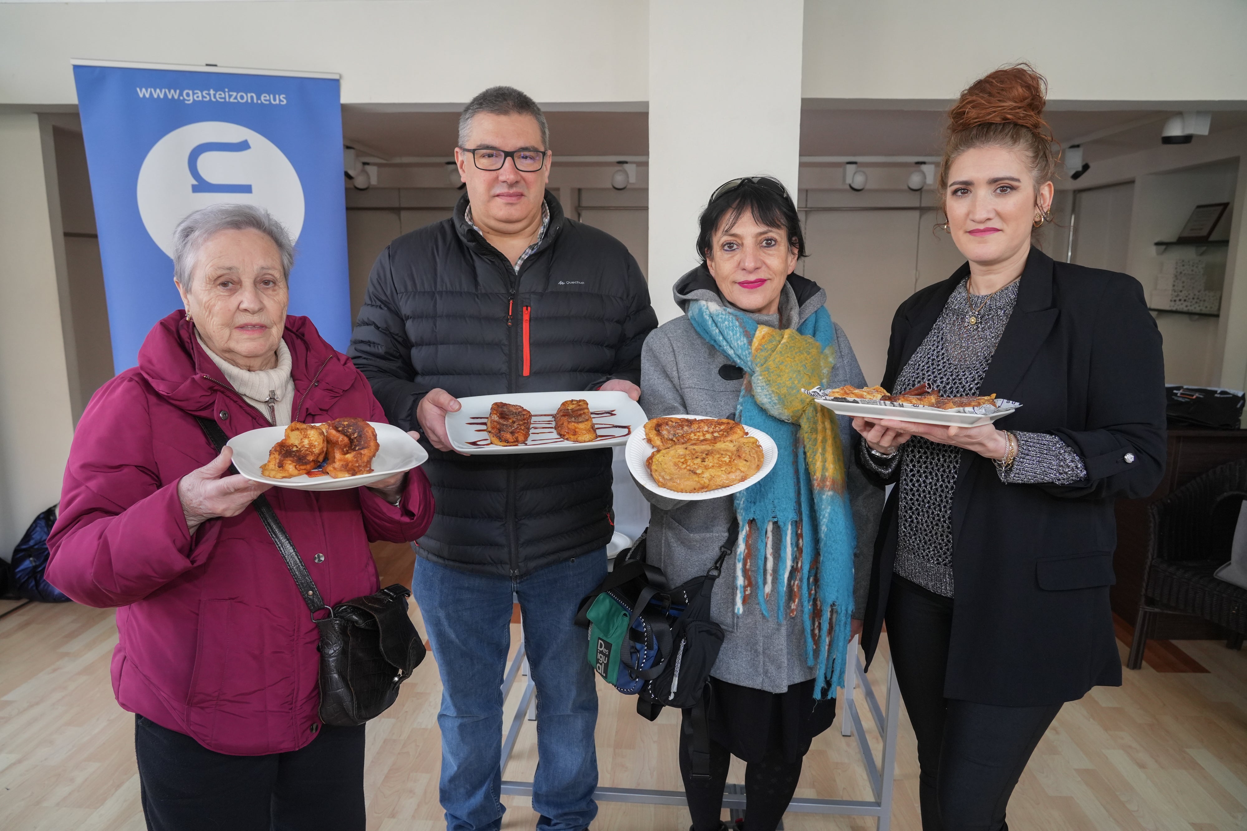 Los participantes de esta edición presentan sus torrijas para el concurso.