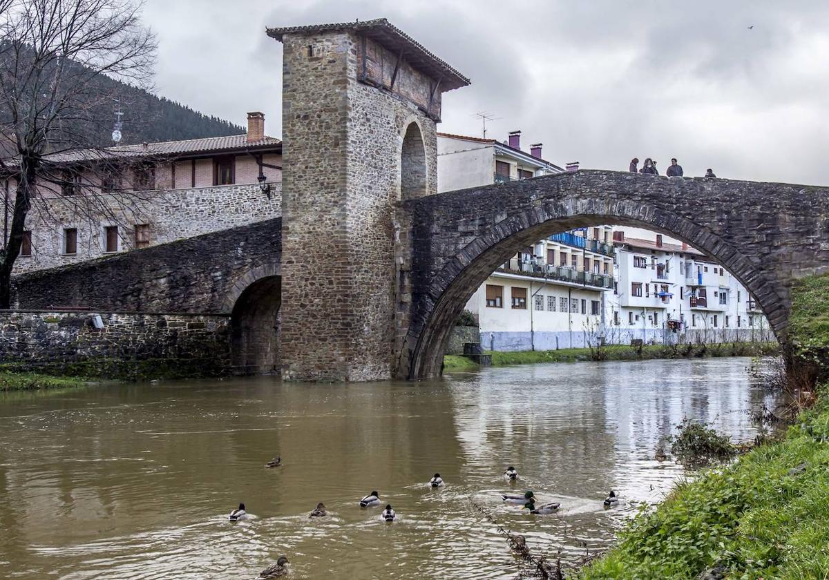 El puente medieval de un pequeño pueblo que ha sido elegido como uno de los ocho más bellos de España