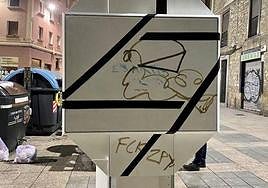 La cabina telefónica de la calle Barrancal con pintadas de varios colores sobre los trazos negros diseñados por la Escuela de Arte y Diseño de Euskadi.