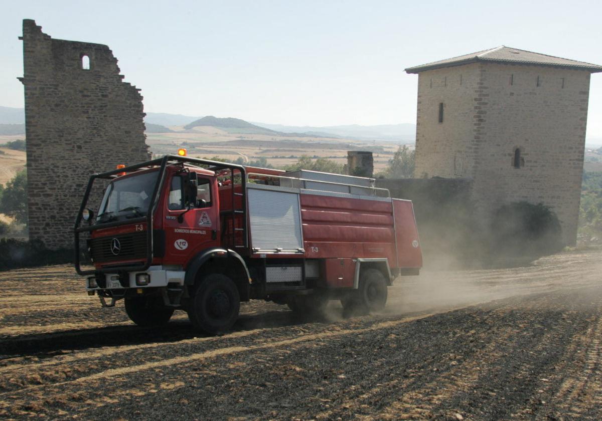 El Mercedes-Benz 1935 de los bomberos de Álava, que se subasta a partir de 3.500 euros, en plena faena en el pueblo de Guevara en 2005.