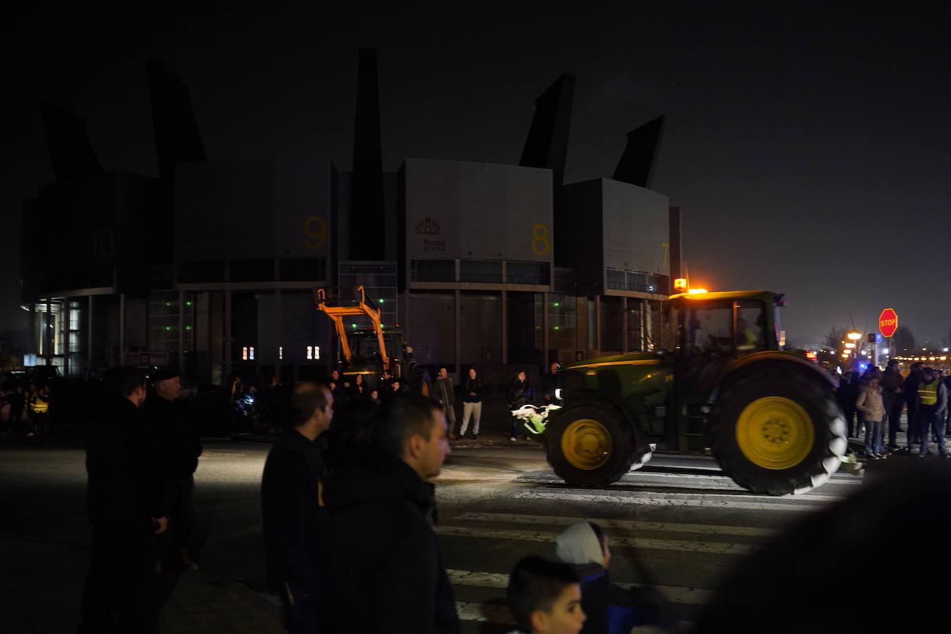 Una histórica tractorada protesta en Júndiz tras causar atascos en Vitoria y Rioja Alavesa