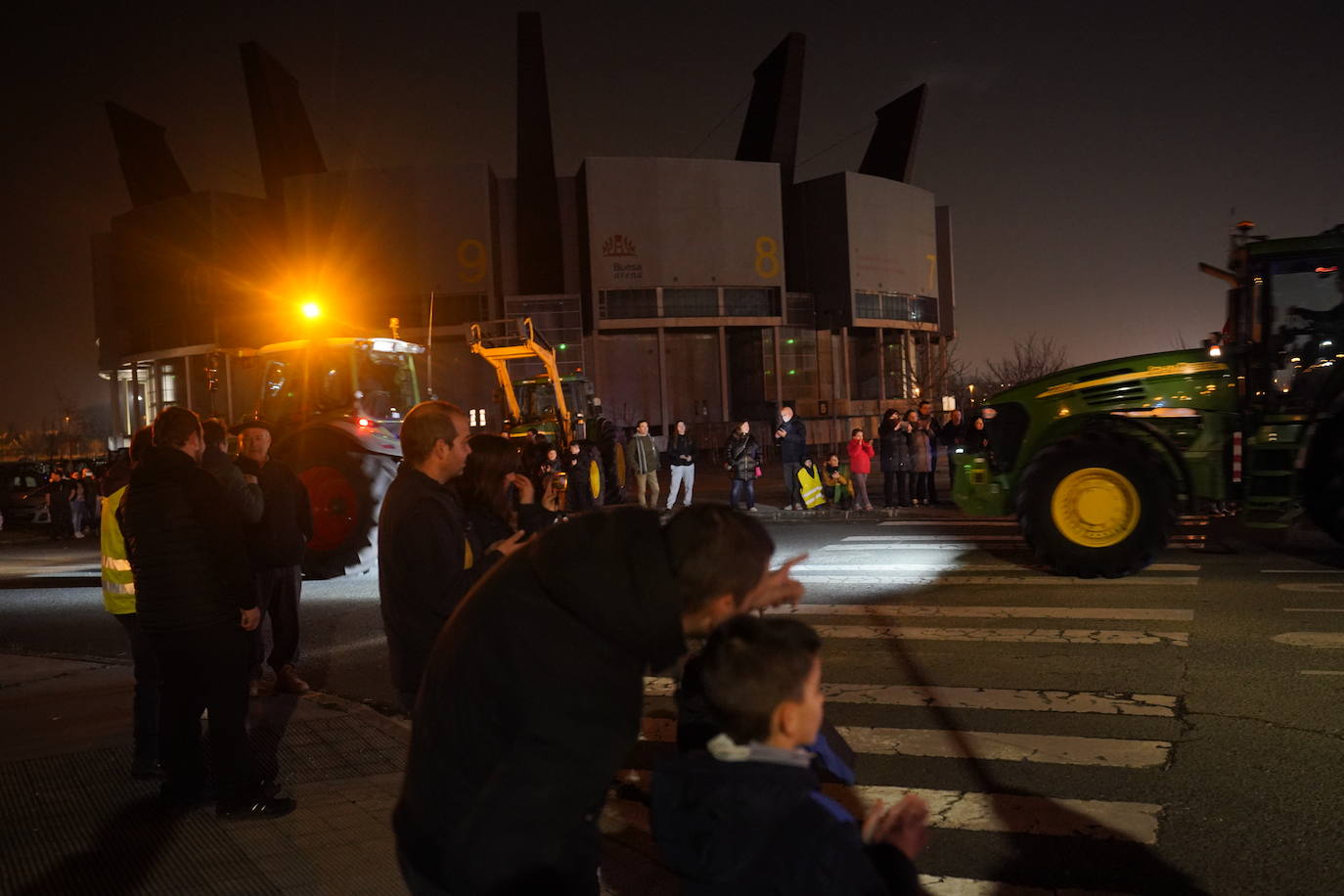 Una histórica tractorada protesta en Júndiz tras causar atascos en Vitoria y Rioja Alavesa
