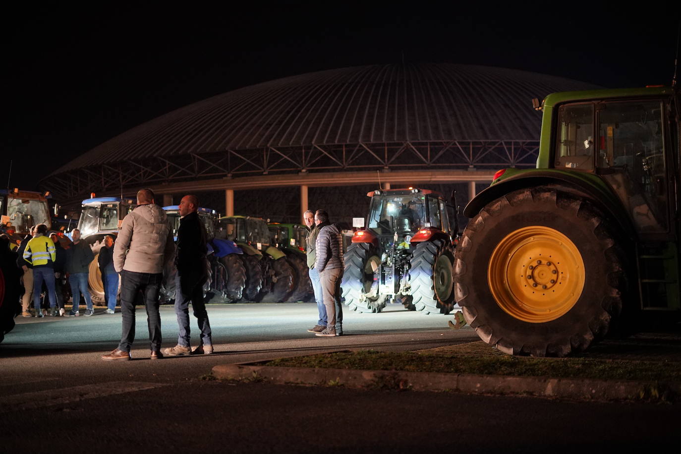 Una histórica tractorada protesta en Júndiz tras causar atascos en Vitoria y Rioja Alavesa