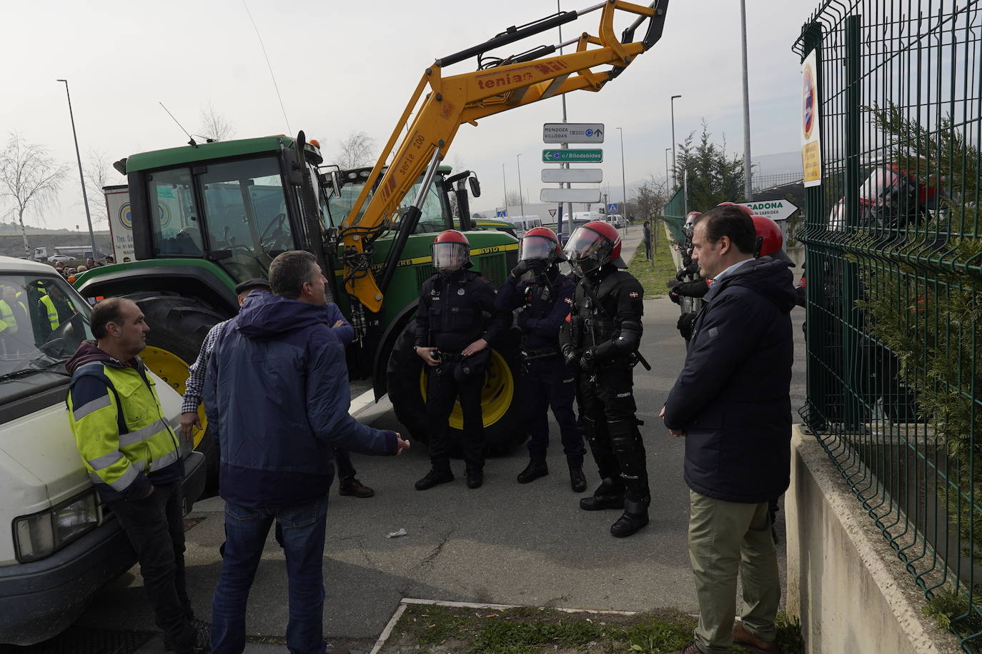 Una histórica tractorada protesta en Júndiz tras causar atascos en Vitoria y Rioja Alavesa