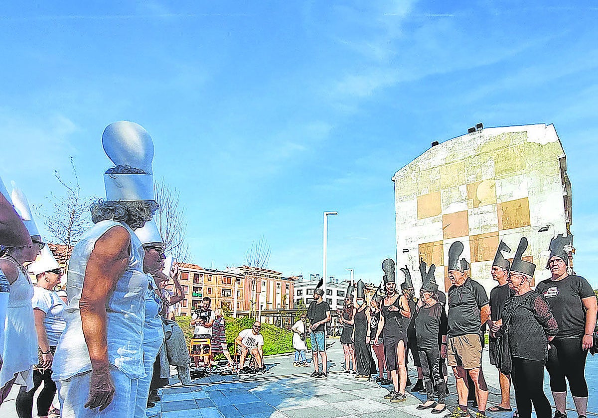 Protesta vecinal en forma de ajedrez llevada a cabo en julio para pedir que se mantenga el mural.