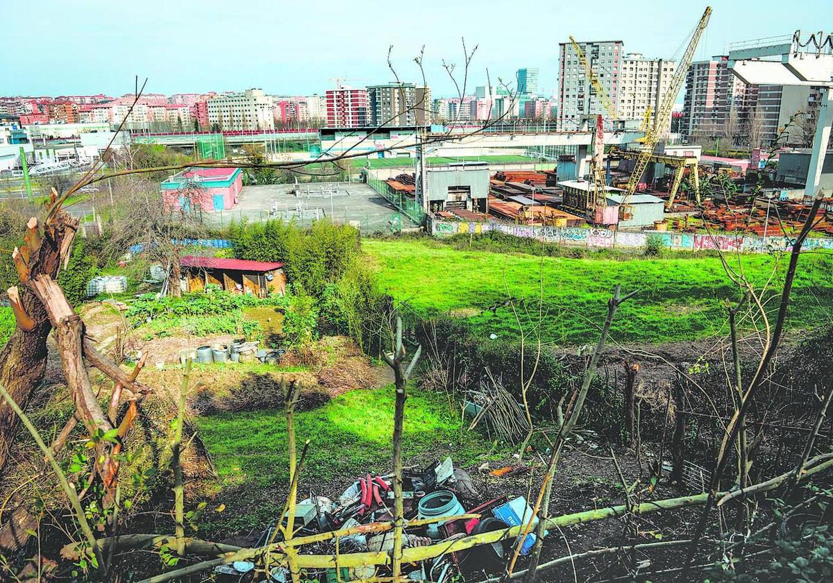 El almacén de energía mediante baterías que se ha proyectado para Barakaldo ocupa una zona de huertas frente al campo del Retuerto.