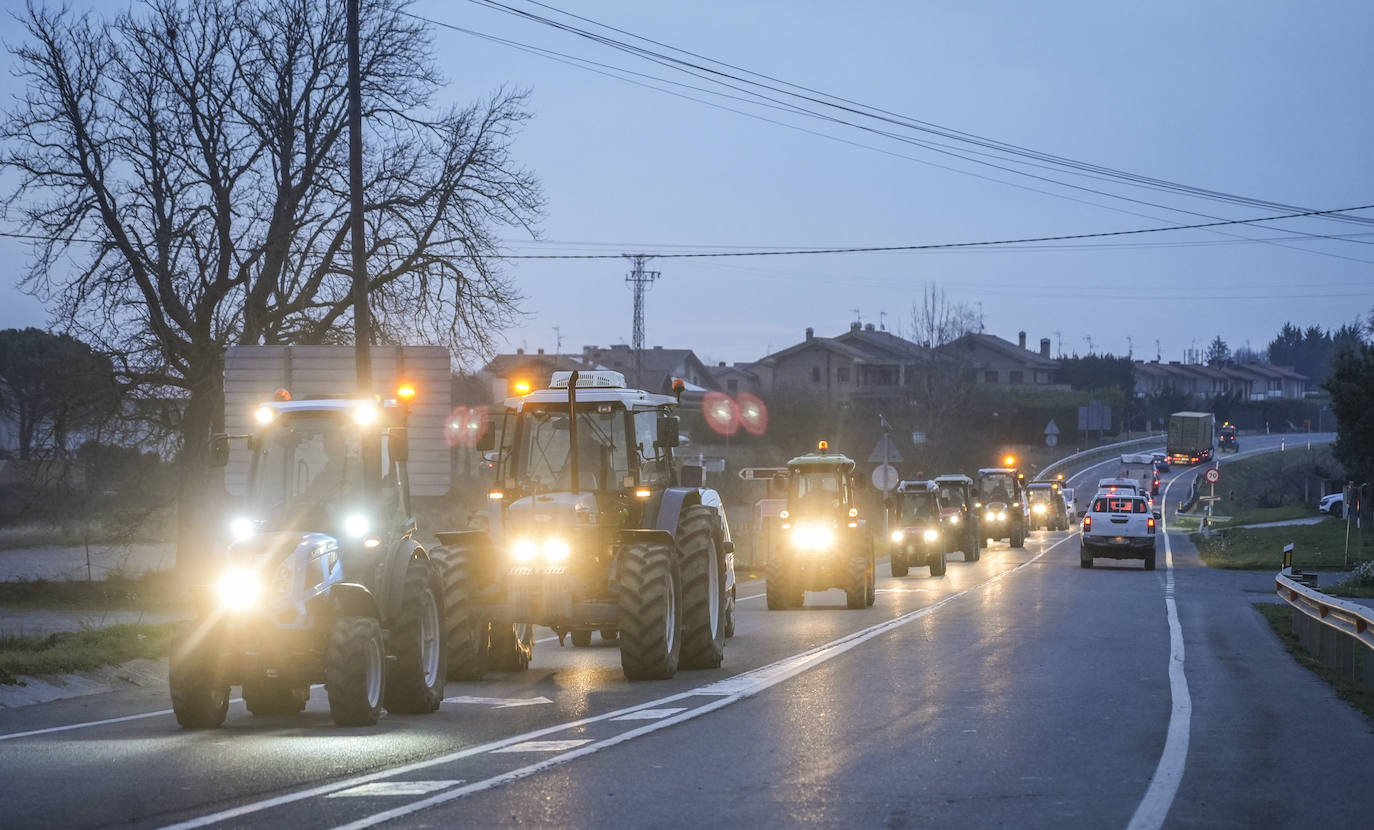 Una histórica tractorada protesta en Júndiz tras causar atascos en Vitoria y Rioja Alavesa