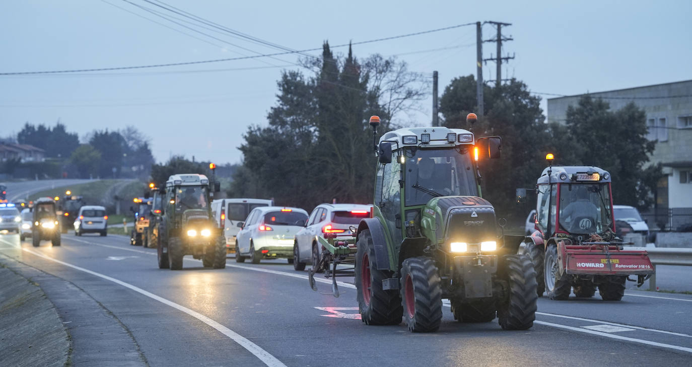 Una histórica tractorada protesta en Júndiz tras causar atascos en Vitoria y Rioja Alavesa
