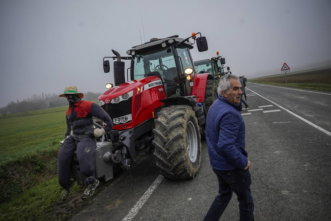 Una histórica tractorada protesta en Júndiz tras causar atascos en Vitoria y Rioja Alavesa
