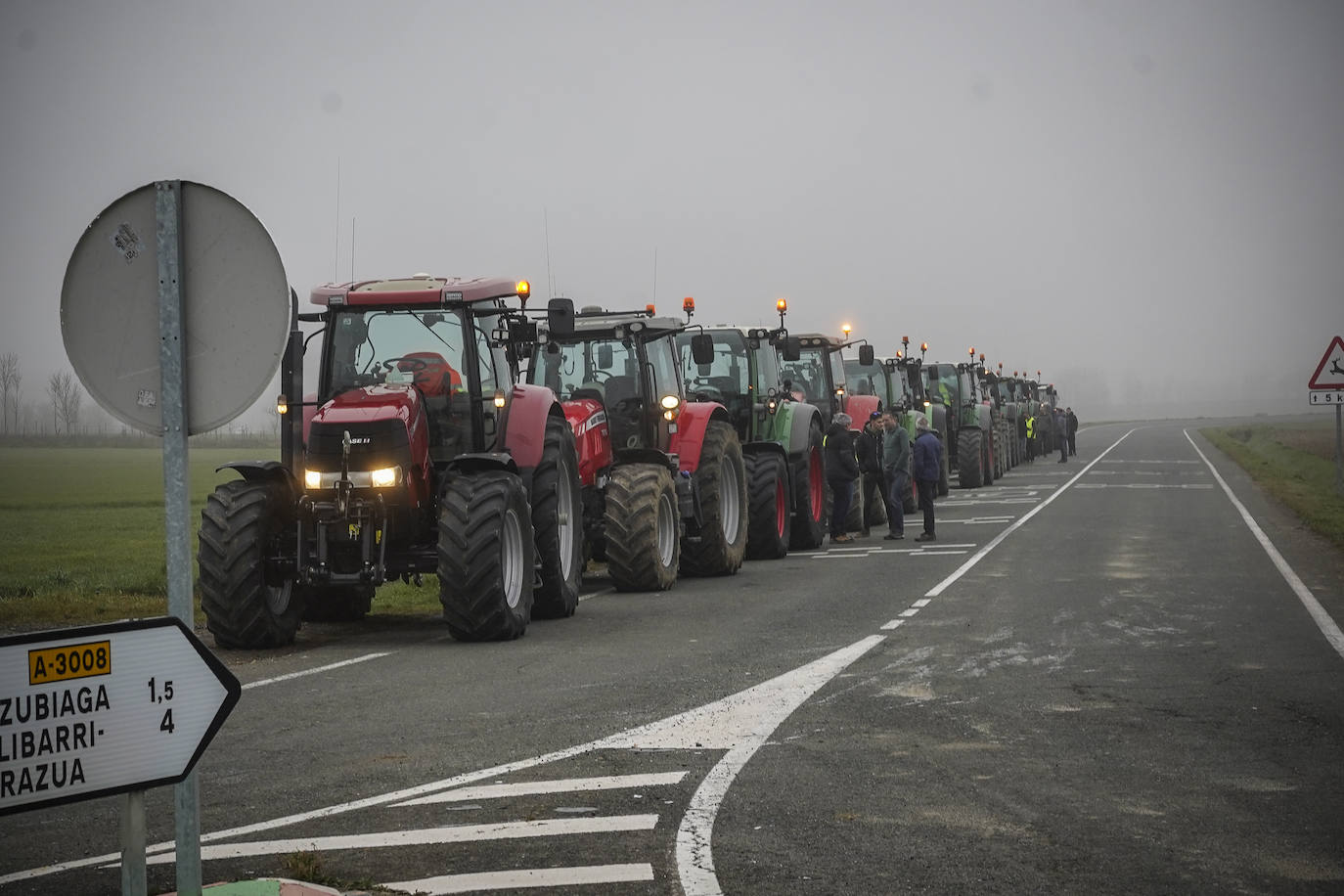 Una histórica tractorada protesta en Júndiz tras causar atascos en Vitoria y Rioja Alavesa