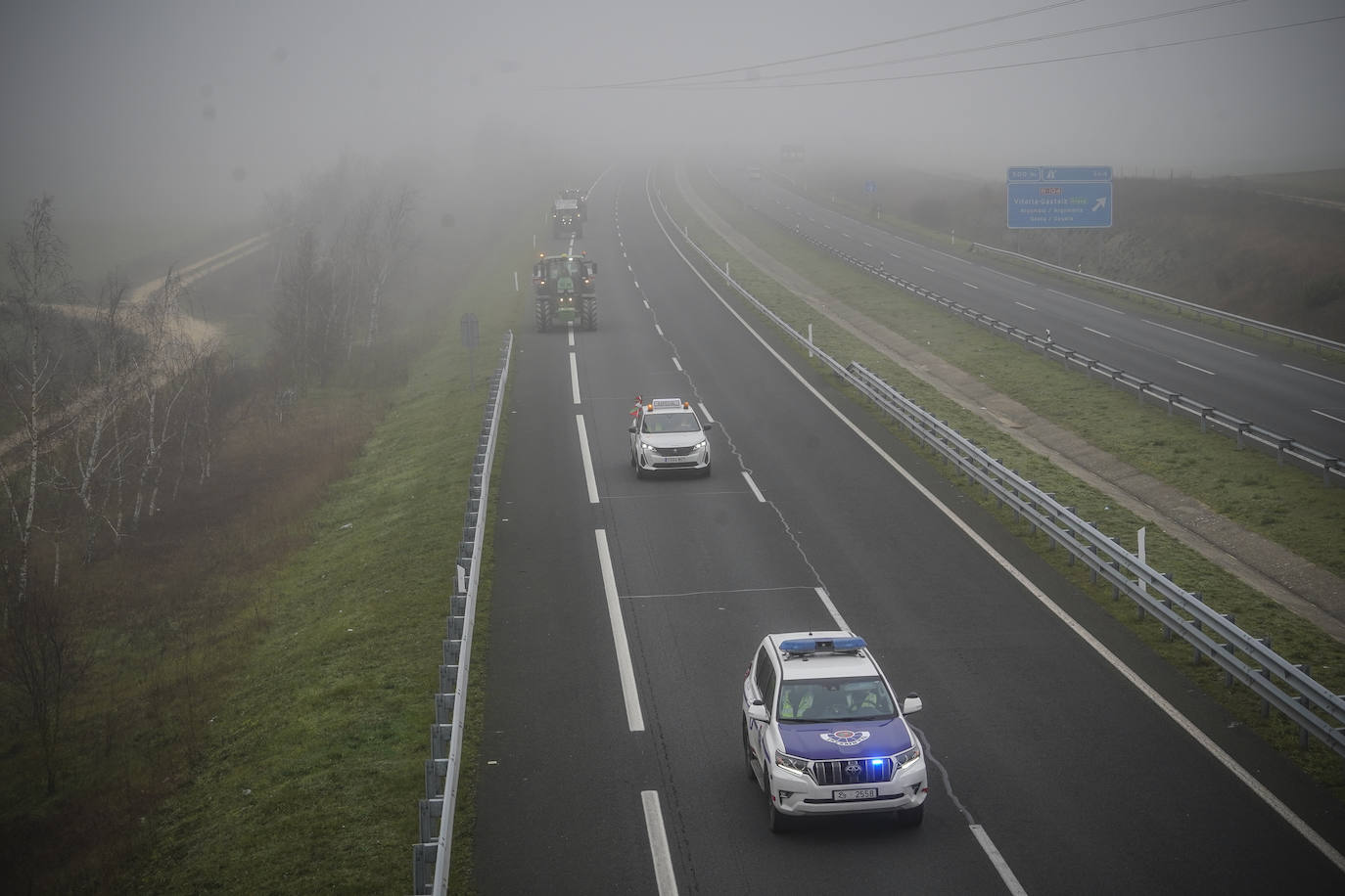 Una histórica tractorada protesta en Júndiz tras causar atascos en Vitoria y Rioja Alavesa