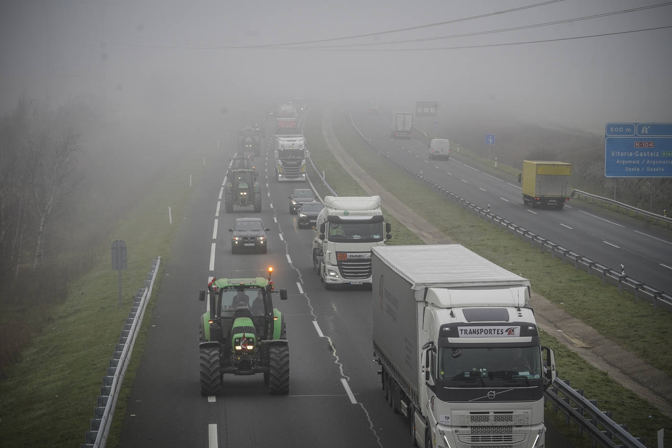 Una histórica tractorada protesta en Júndiz tras causar atascos en Vitoria y Rioja Alavesa