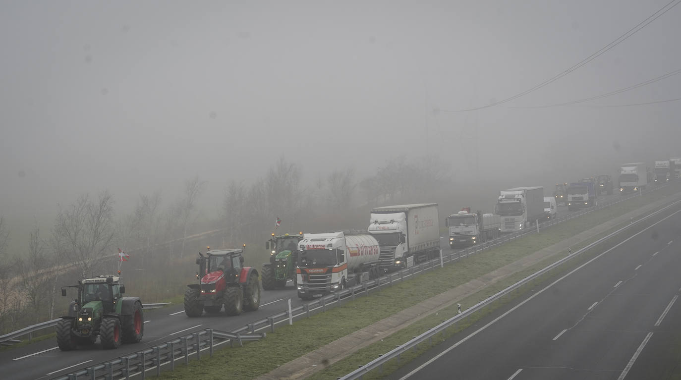 Una histórica tractorada protesta en Júndiz tras causar atascos en Vitoria y Rioja Alavesa