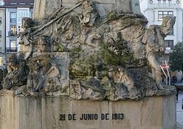 Musgo en la parte inferior del Monumento a la Batalla de Vitoria.