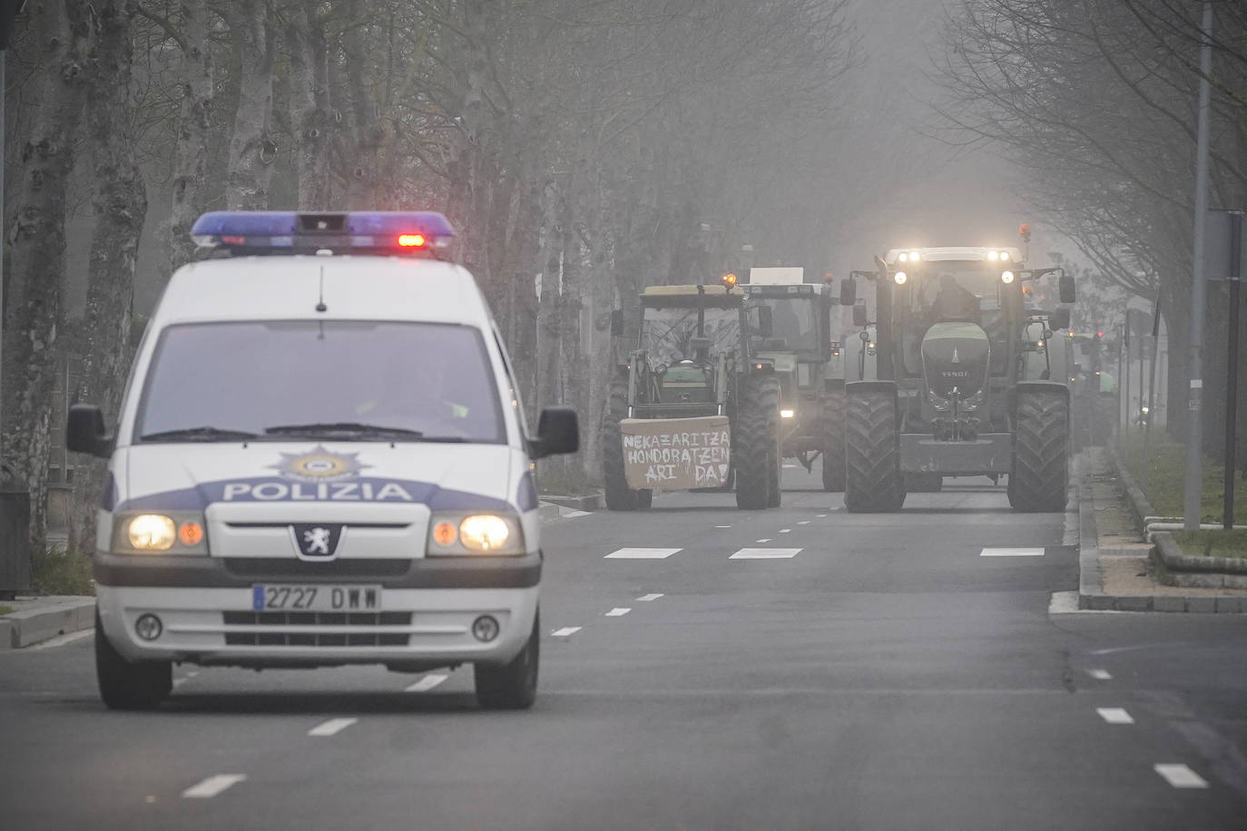 Una histórica tractorada protesta en Júndiz tras causar atascos en Vitoria y Rioja Alavesa