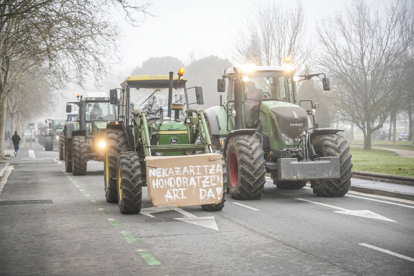 Una histórica tractorada protesta en Júndiz tras causar atascos en Vitoria y Rioja Alavesa