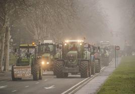 Una histórica tractorada protesta en Júndiz tras causar atascos en Vitoria y Rioja Alavesa