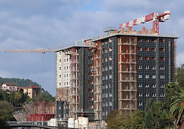 Bloques de viviendas en construcción en el barrio de Altzate de Rentería y Lezo.