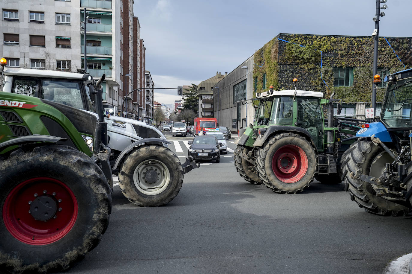 La histórica tractorada por Vitoria de los agricultores alaveses, en imágenes